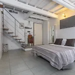 Guesthost - Center Bi-level Beauty Apartment